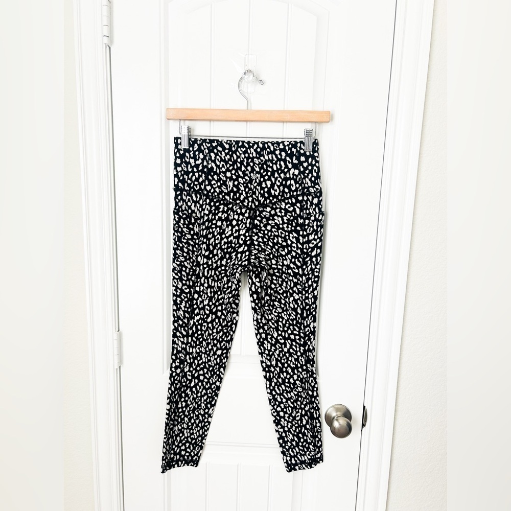 Athleta Salutation Stash Pocket II Printed 7/8 Black White Leggings Size Small - Picture 2 of 2